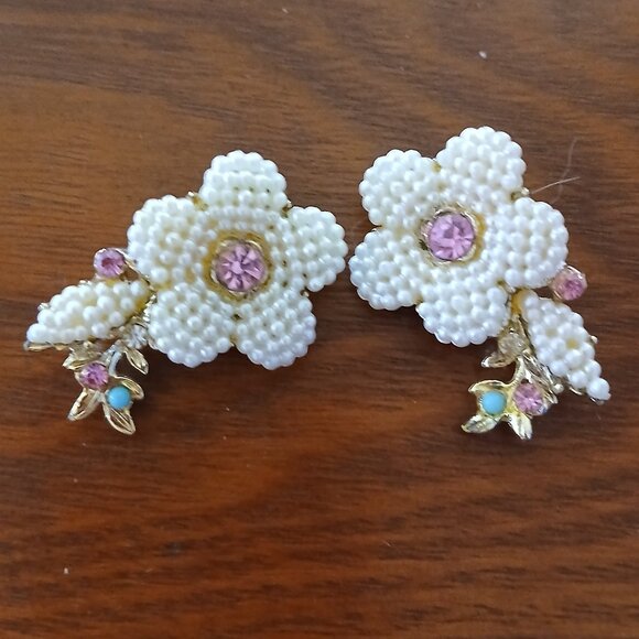 Women's Vintage Floral Design Clip Earrings  GUC - Picture 1 of 4